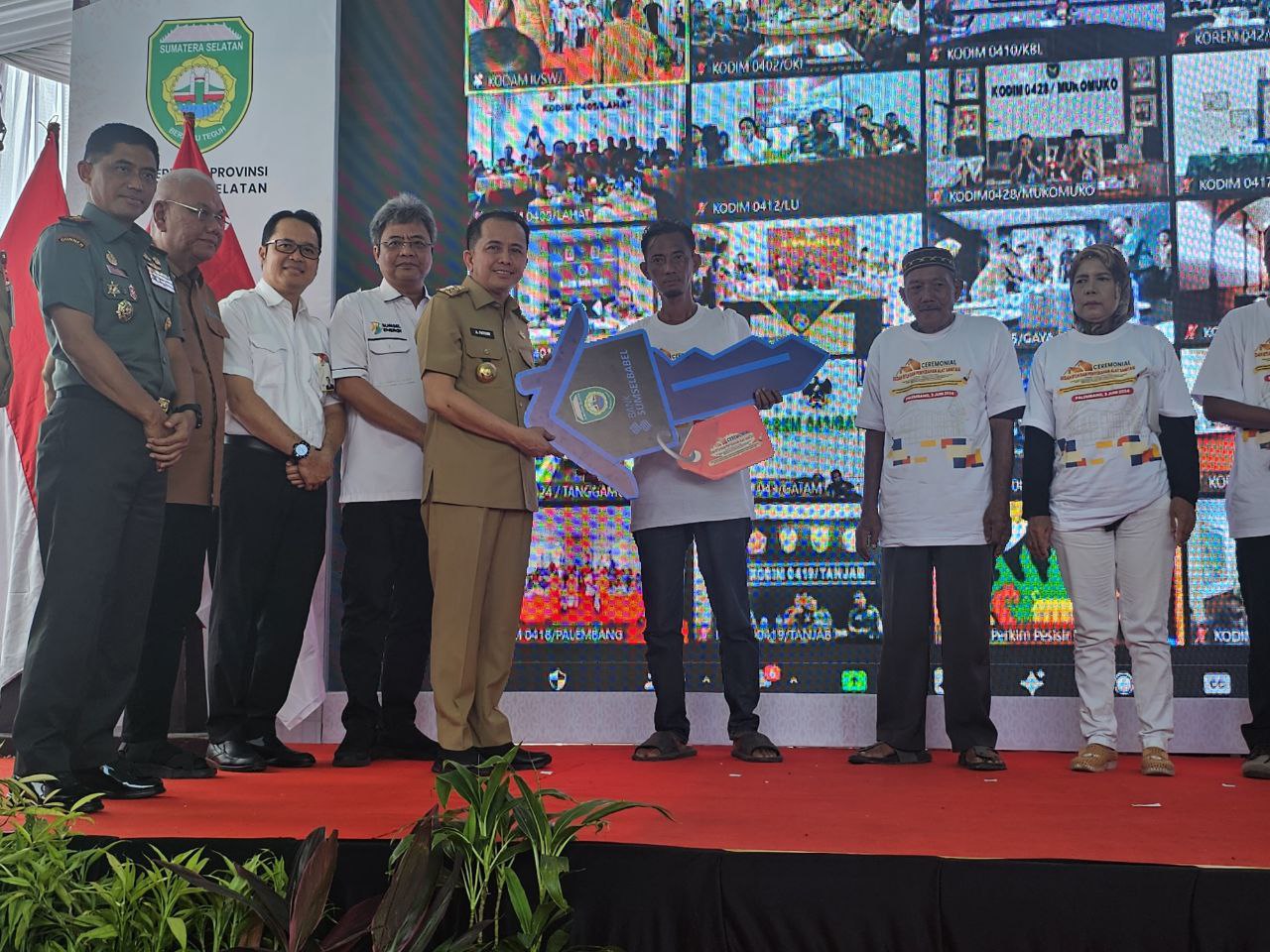 Bank Sumsel Babel and the South Sumatra Provincial Government Hand Over Assistance for Renovating Uninhabitable Houses