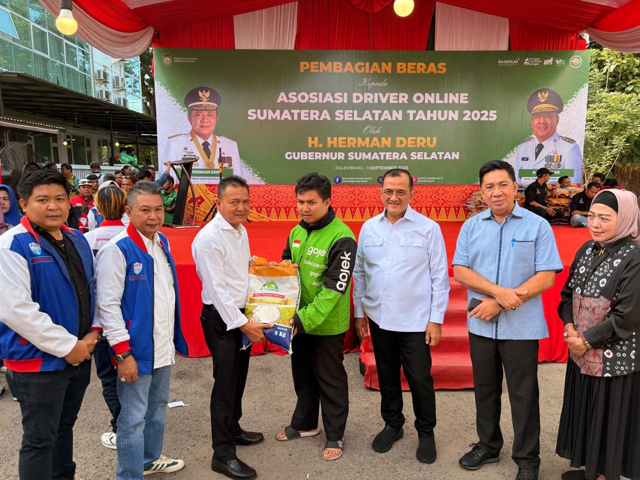 The South Sumatra Provincial Government and Bank Sumsel Babel Distribute Rice to Online Drivers