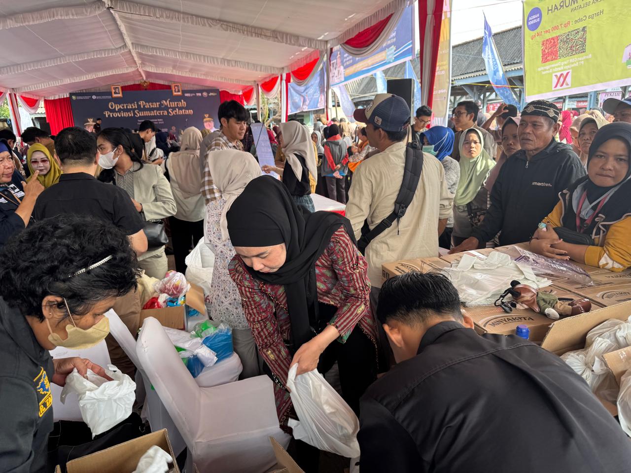 Together with Bank Sumsel Babel, South Sumatra Provincial Government Holds Low-Cost Market Operation to Curb Inflation