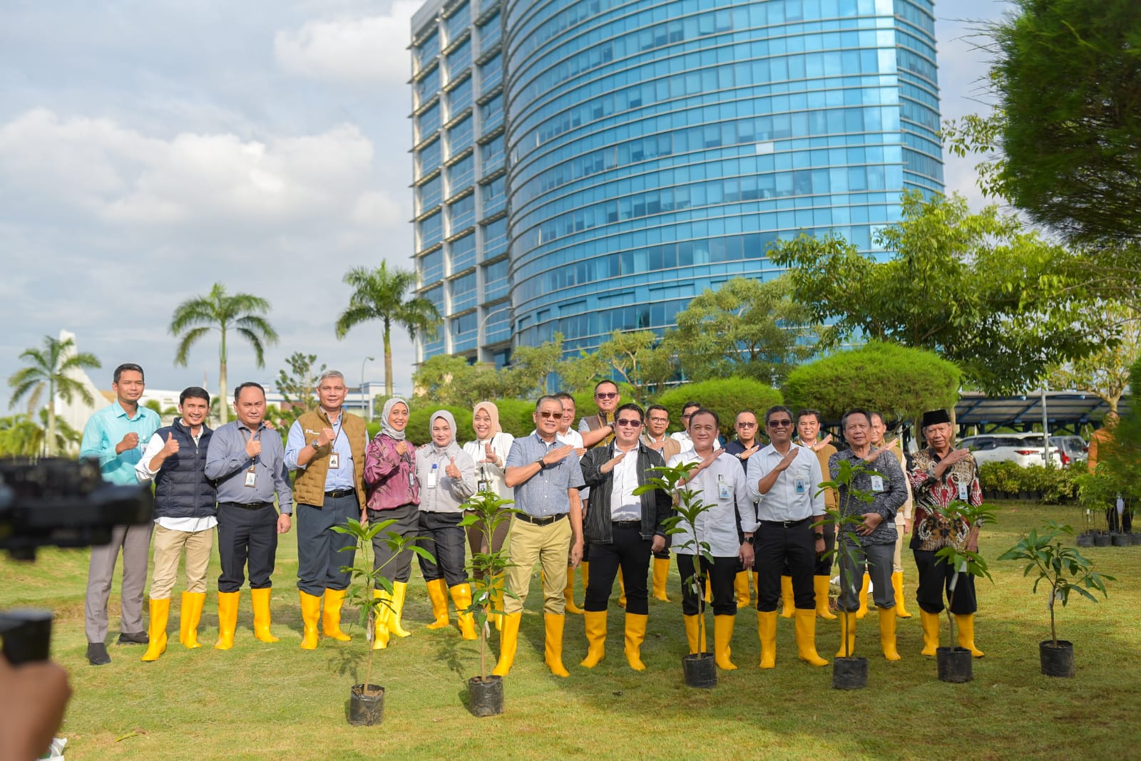 Bank Sumsel Babel Promotes ESG Through the 1 Tree 1 Employee Program