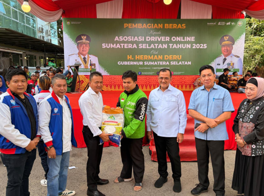 Bank Sumsel Babel Bersama Pemprov Sumsel Bagikan Beras untuk Driver Online